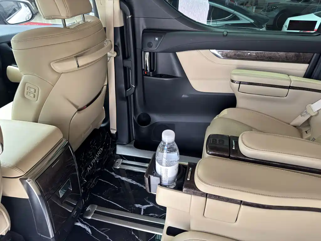 Toyota Alphard 2021 — фото 13