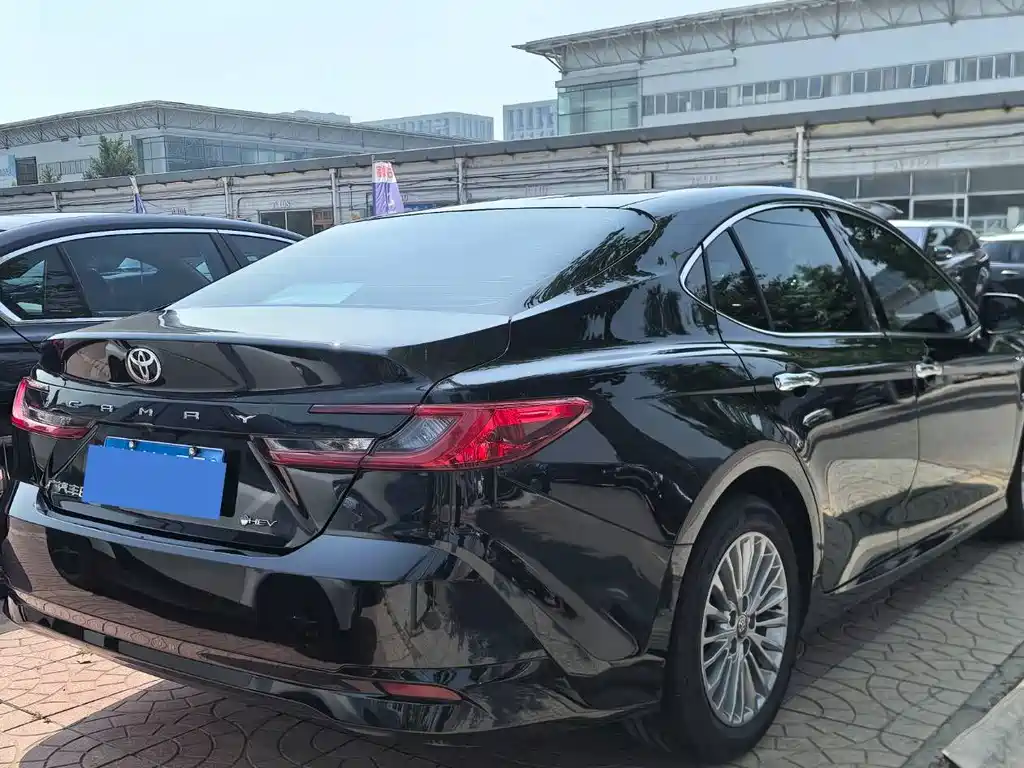 Toyota Camry 2025 — фото 4