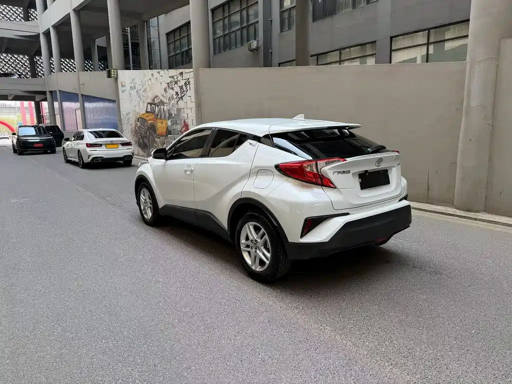 Toyota C-HR 2023 — фото 4
