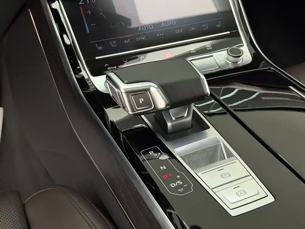 Audi A8 2021 — фото 24