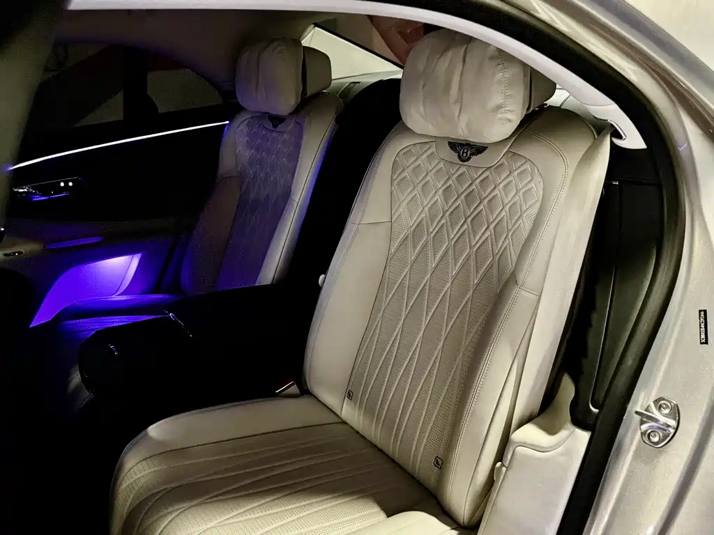 Bentley Flying Spur 2023 — фото 15