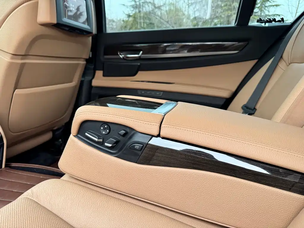BMW 7 Series 2012 — фото 12