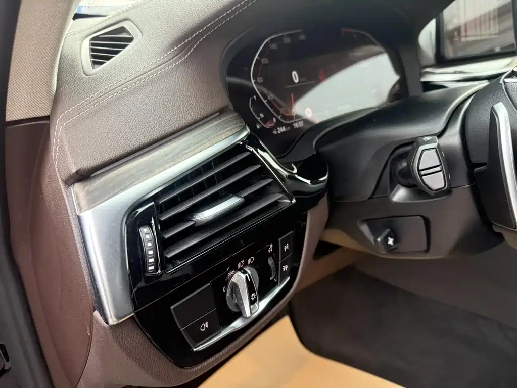 BMW 5 Series 2021 — фото 10