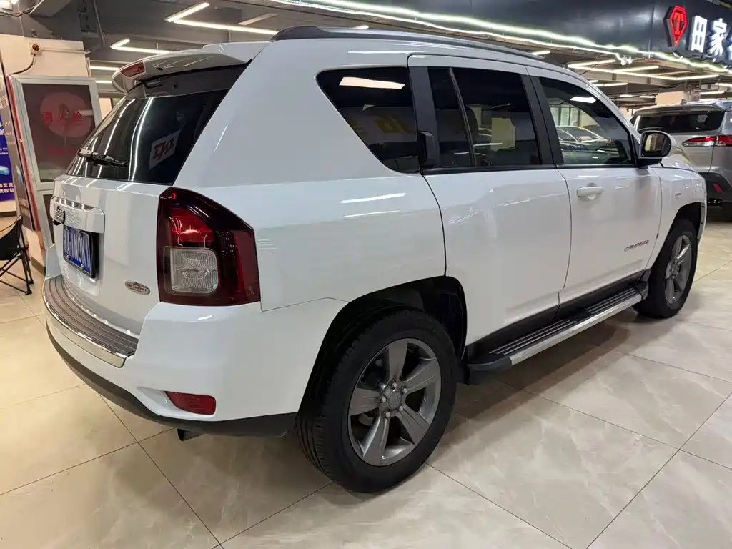 Jeep Compass 2015 — фото 8