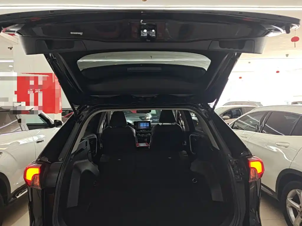 Toyota RAV4 2023 — фото 19