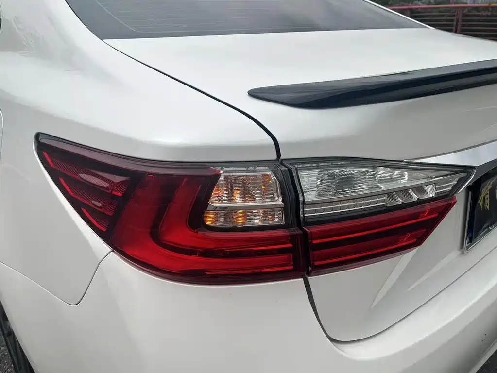 Lexus ES 2018 — фото 20