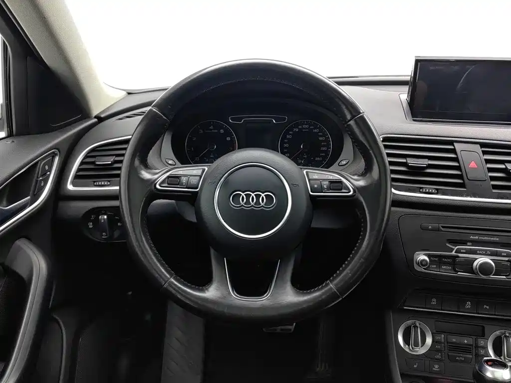 Audi Q3 2016 — фото 11