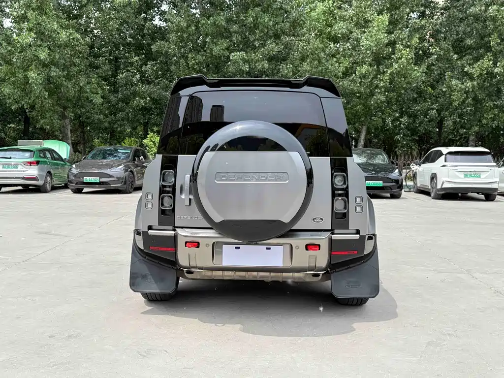 Land Rover Defender 2023 — фото 14
