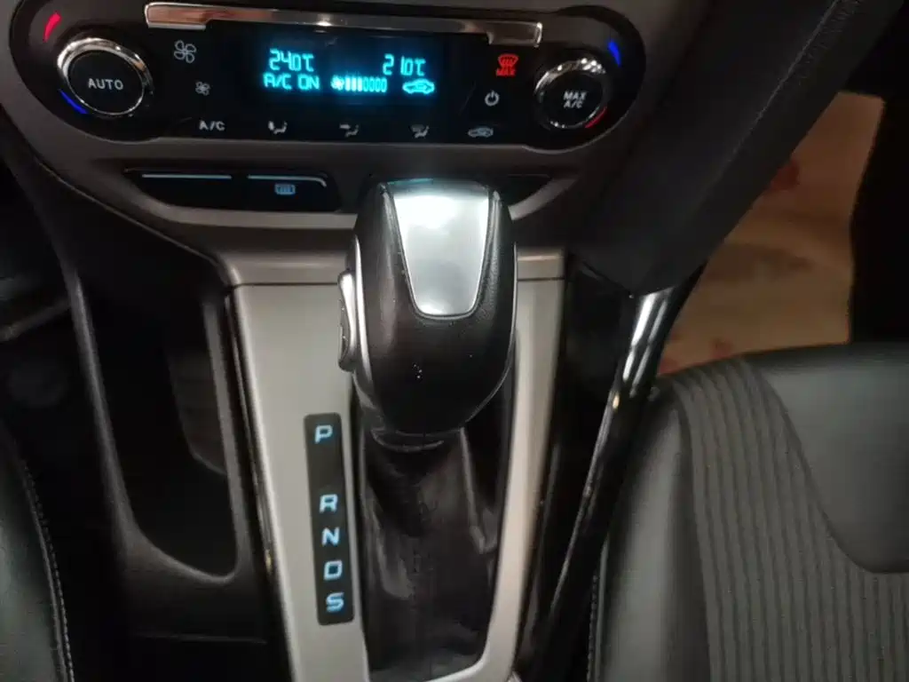 Ford Focus 2014 — фото 14