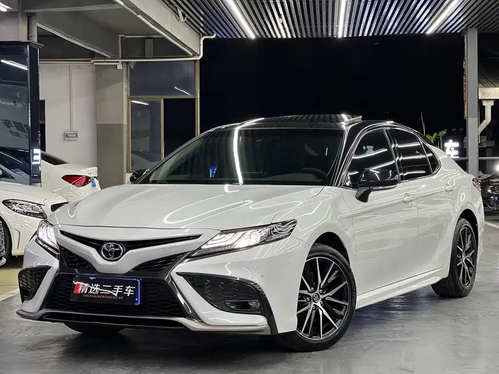 Toyota Camry 2022 — фото 1