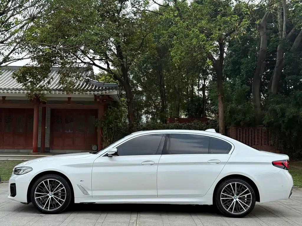BMW 5 Series 2022 — фото 13