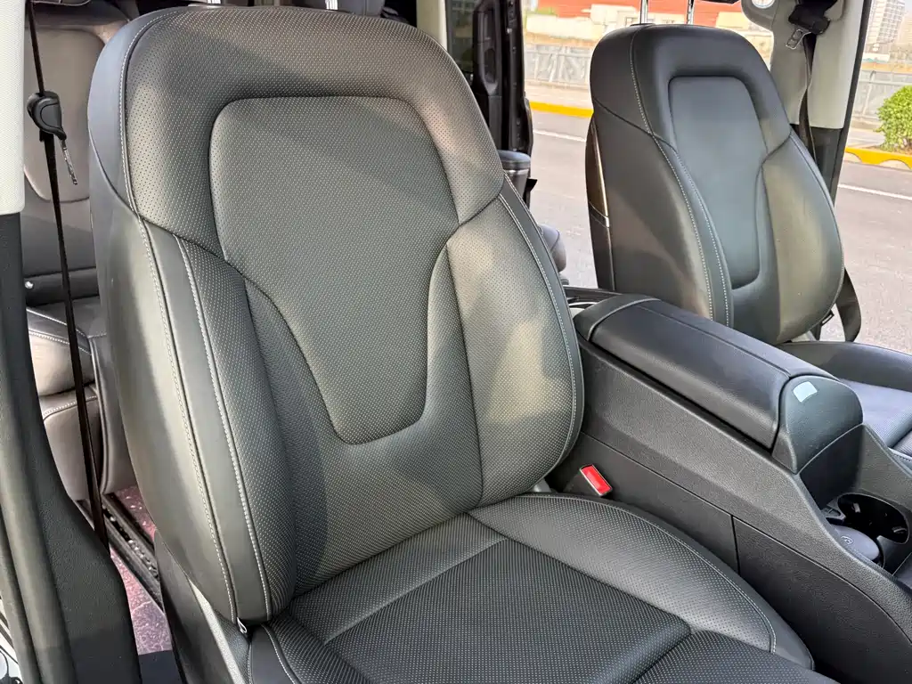 Mercedes-Benz V-Class 2023 — фото 14