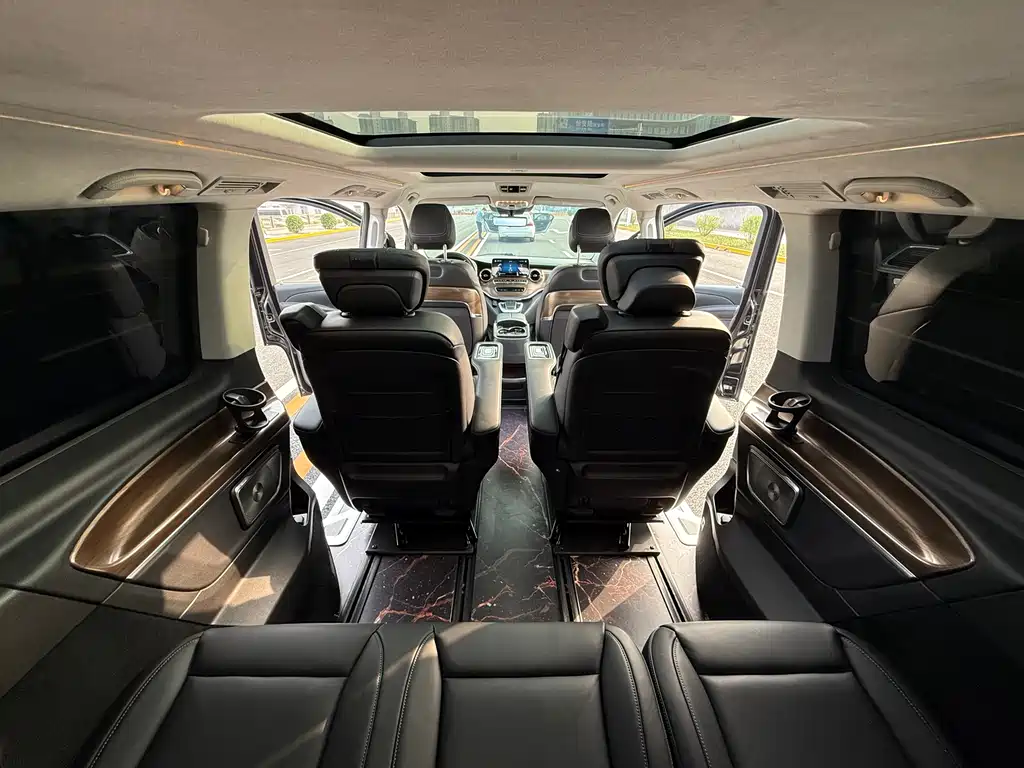 Mercedes-Benz V-Class 2023 — фото 18
