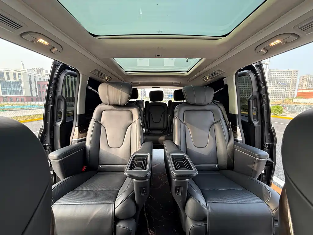 Mercedes-Benz V-Class 2023 — фото 17