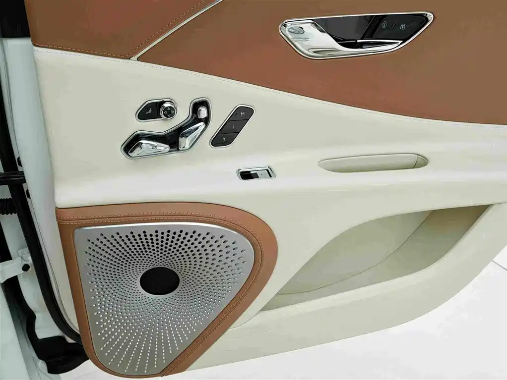 Bentley Flying Spur Plug-In Hybrid 2023 — фото 17