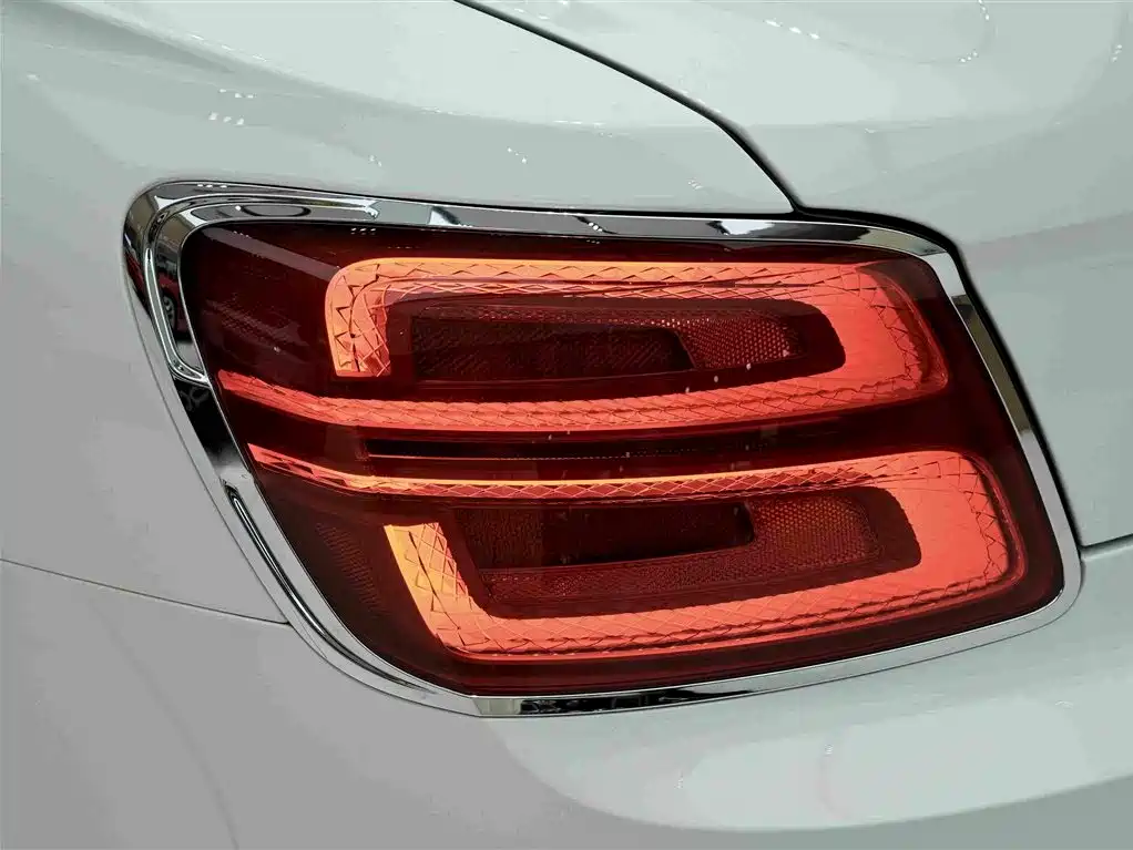 Bentley Flying Spur Plug-In Hybrid 2023 — фото 27
