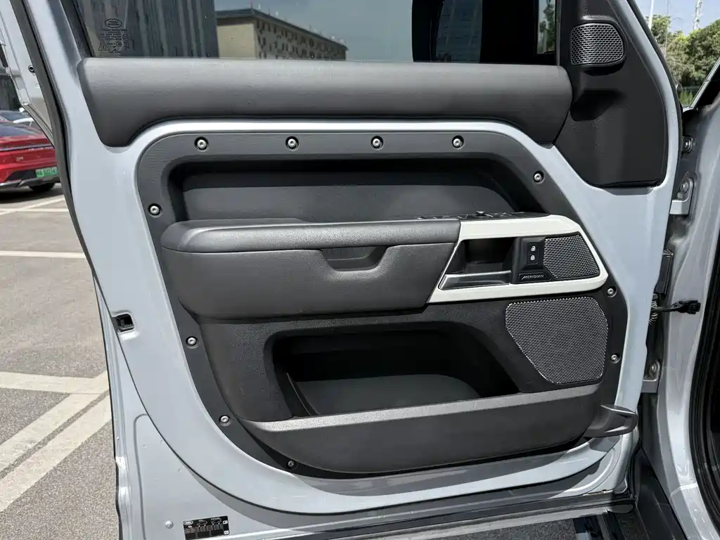 Land Rover Defender 2021 — фото 12