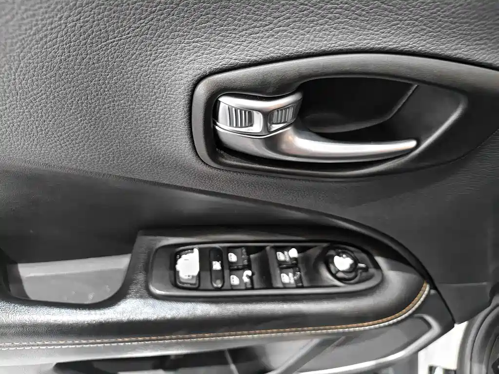 Jeep Compass 2017 — фото 18
