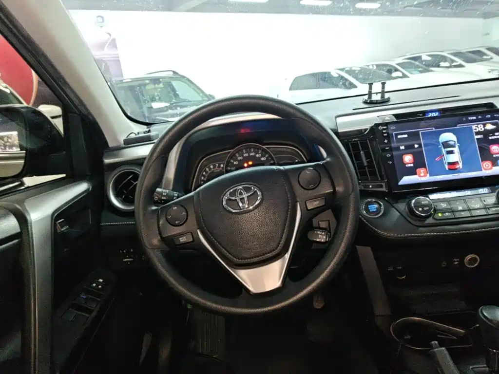 Toyota RAV4 2016 — фото 11