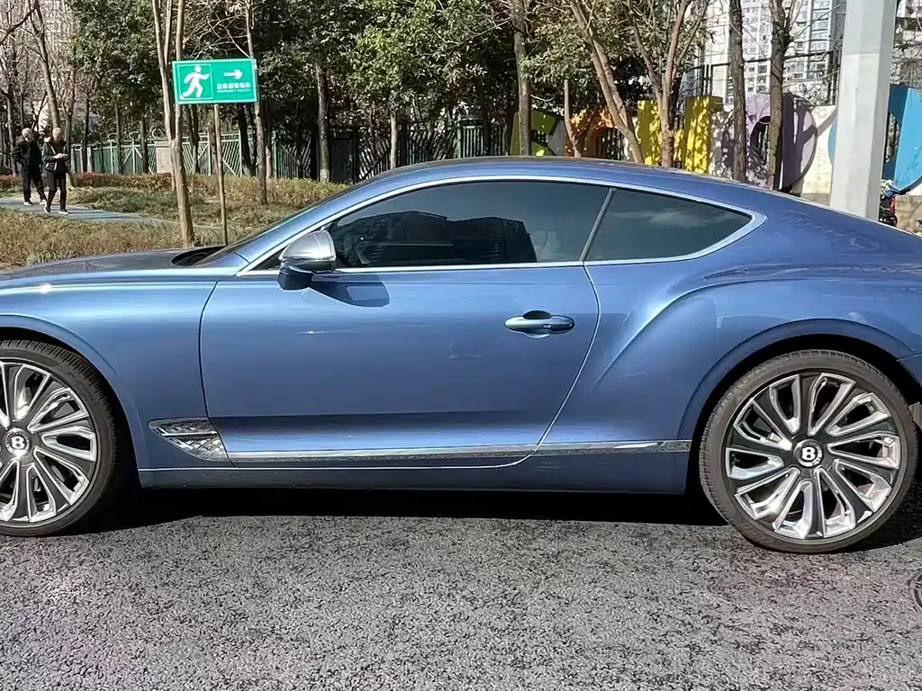 Bentley Continental 2023 — фото 4