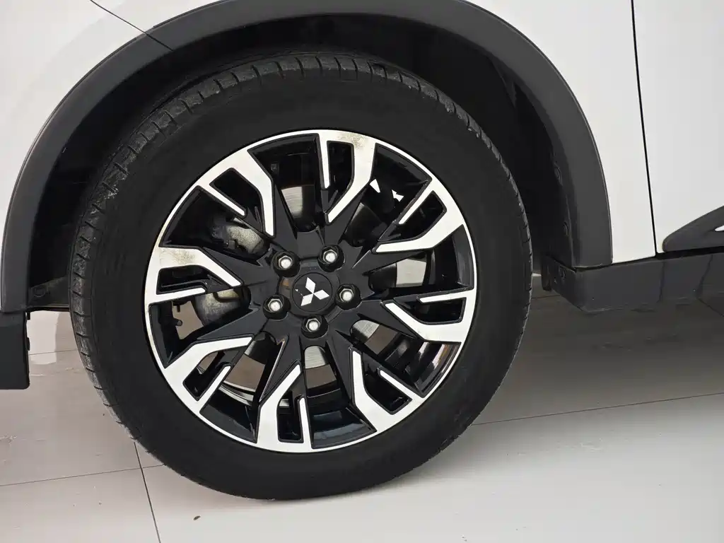 Mitsubishi Outlander 2020 — фото 13