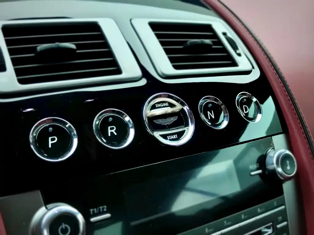 Aston Martin DB9 2013 — фото 12