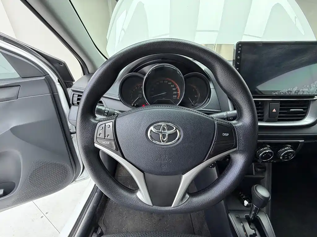 Toyota Yaris L 2022 — фото 12