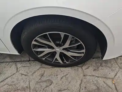 Geely Emgrand 2024
