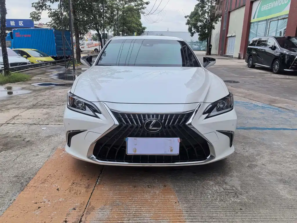 Lexus ES 2022
