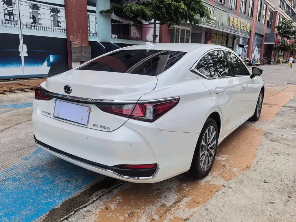 Lexus ES 2022
