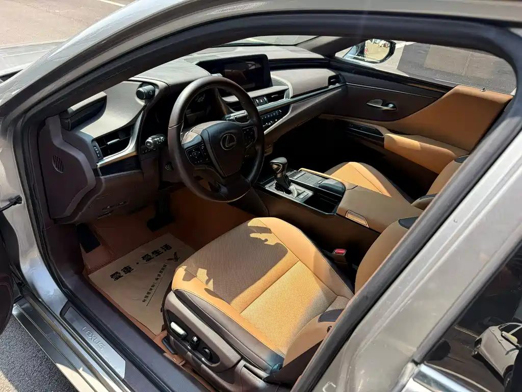 Lexus ES 2021