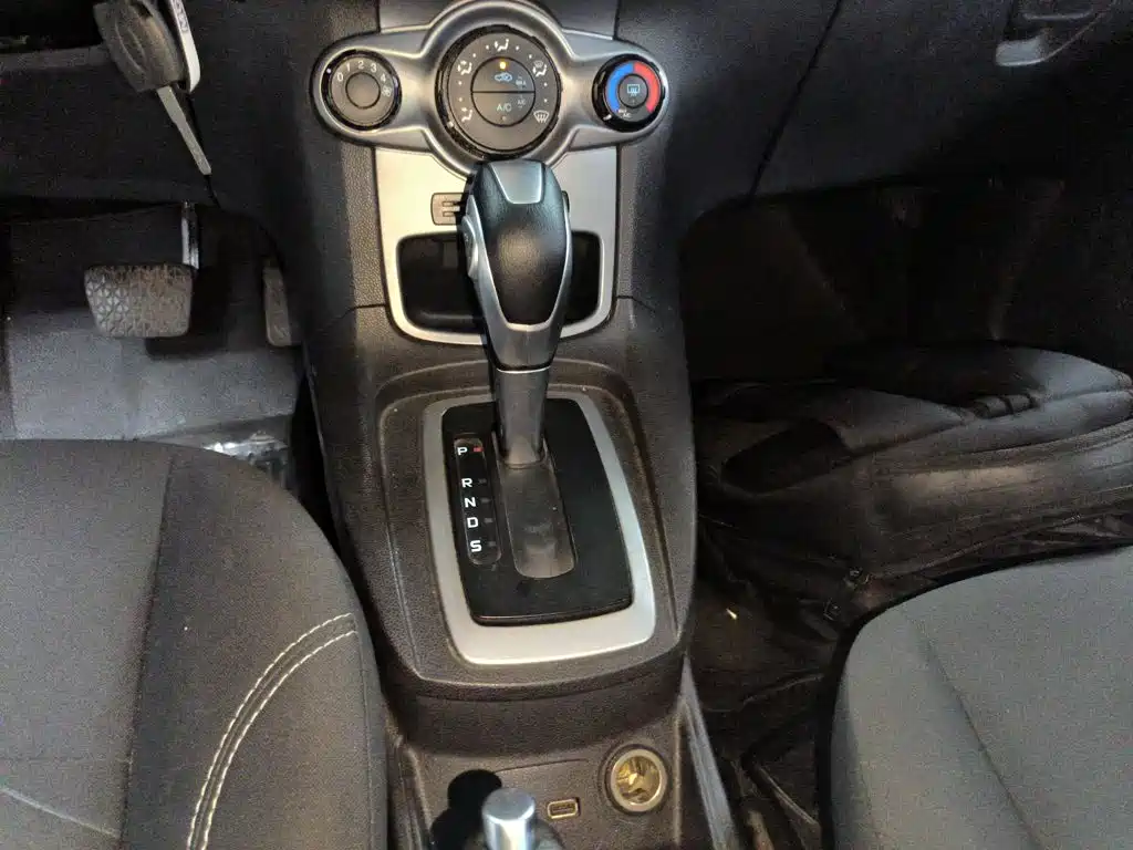 Ford Fiesta 2015 — фото 14