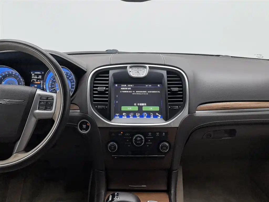 Chrysler 300C 2017 — фото 12