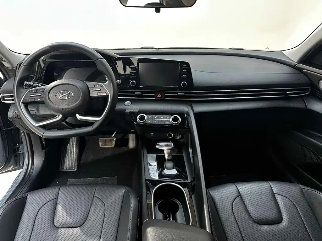 Hyundai Elantra 2023 — фото 12
