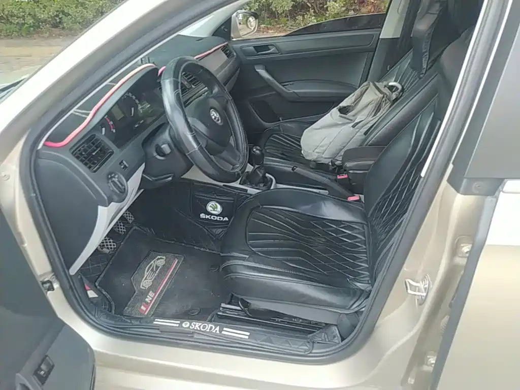 Skoda Rapid 2015 — фото 15