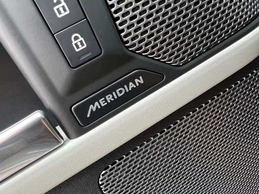 Land Rover Defender 2024 — фото 10