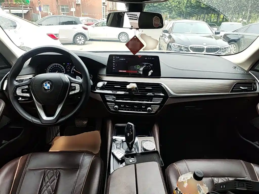 BMW 5 Series 2018 — фото 9