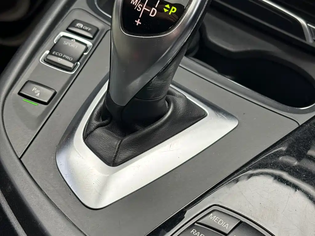 BMW 3 Series 2017 — фото 15