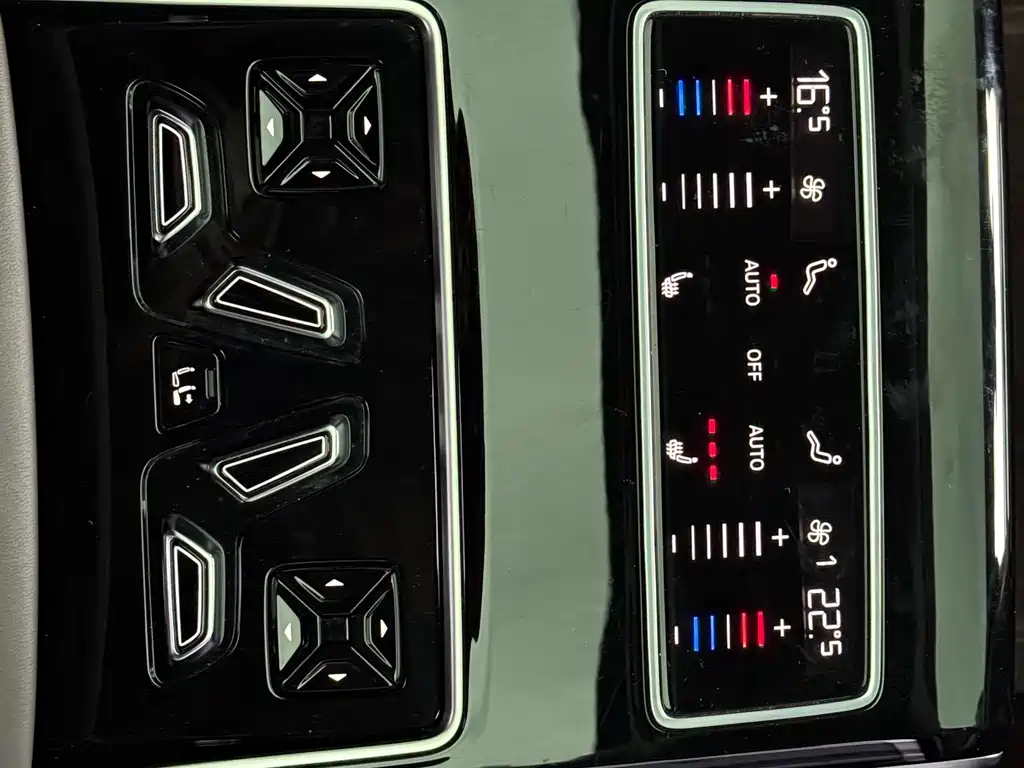 Audi A8 2022 — фото 12