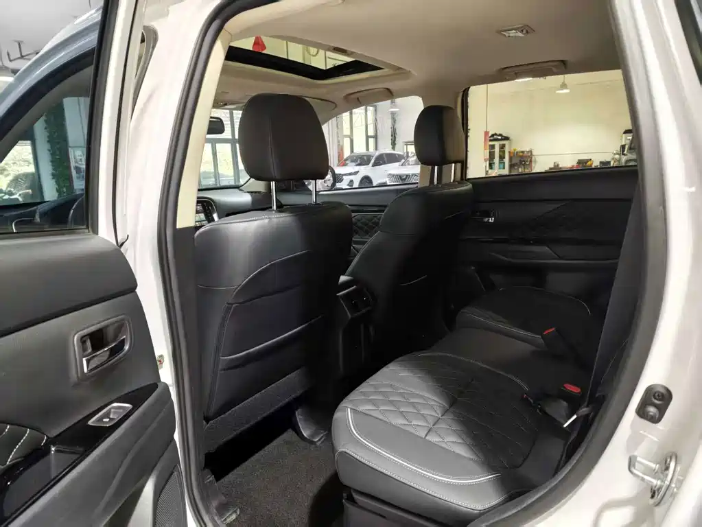 Mitsubishi Outlander 2022 — фото 10