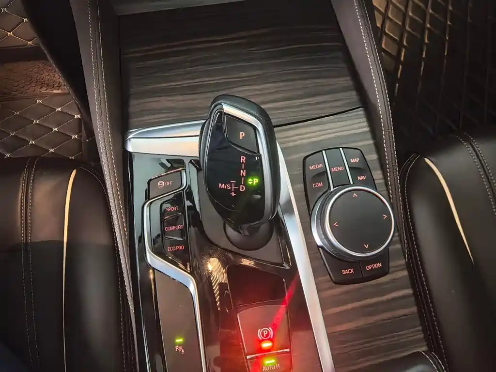 BMW 5 Series 2019 — фото 12