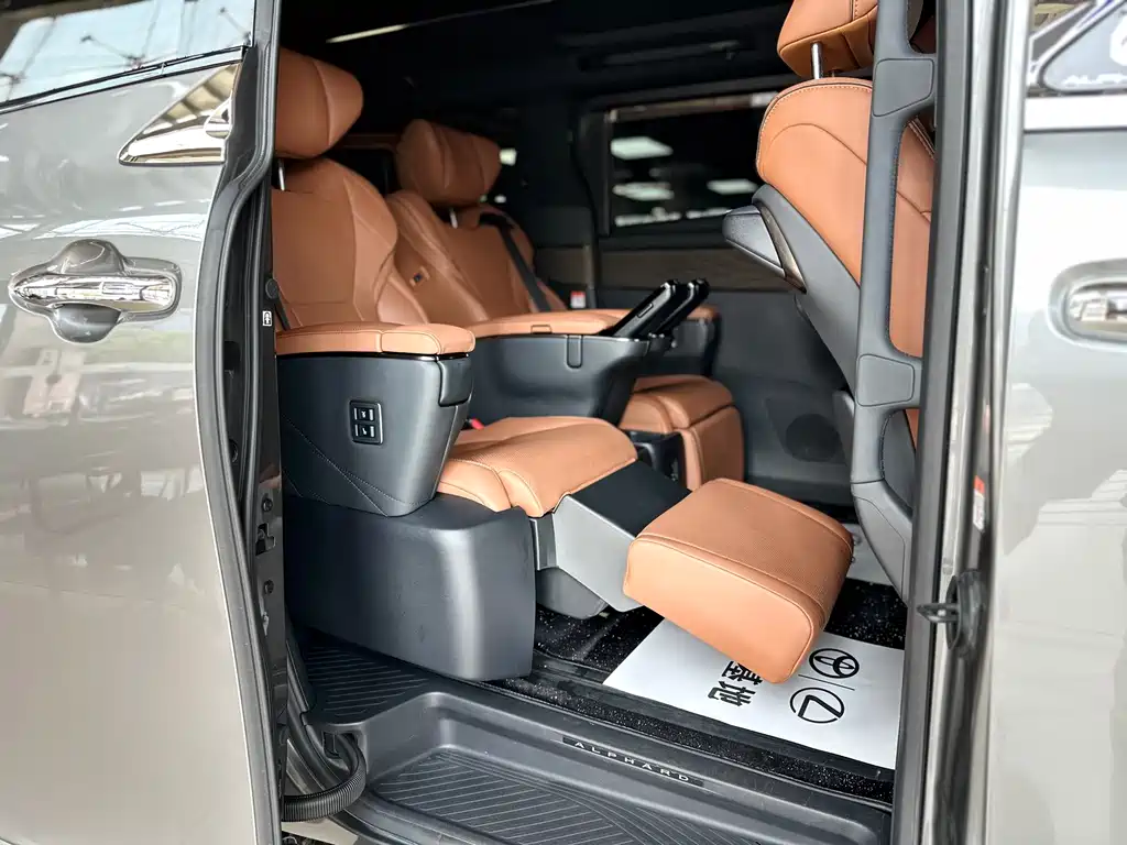 Toyota Alphard 2023 — фото 19