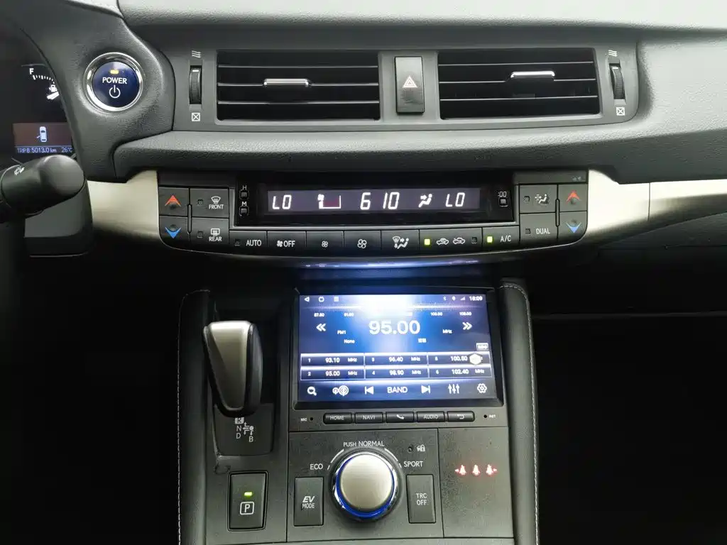 Lexus CT 2017 — фото 12