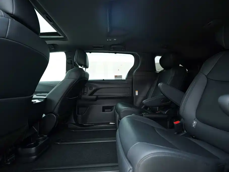Toyota Sienna 2022 — фото 20