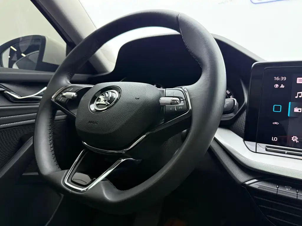 Skoda Octavia 2023 — фото 12