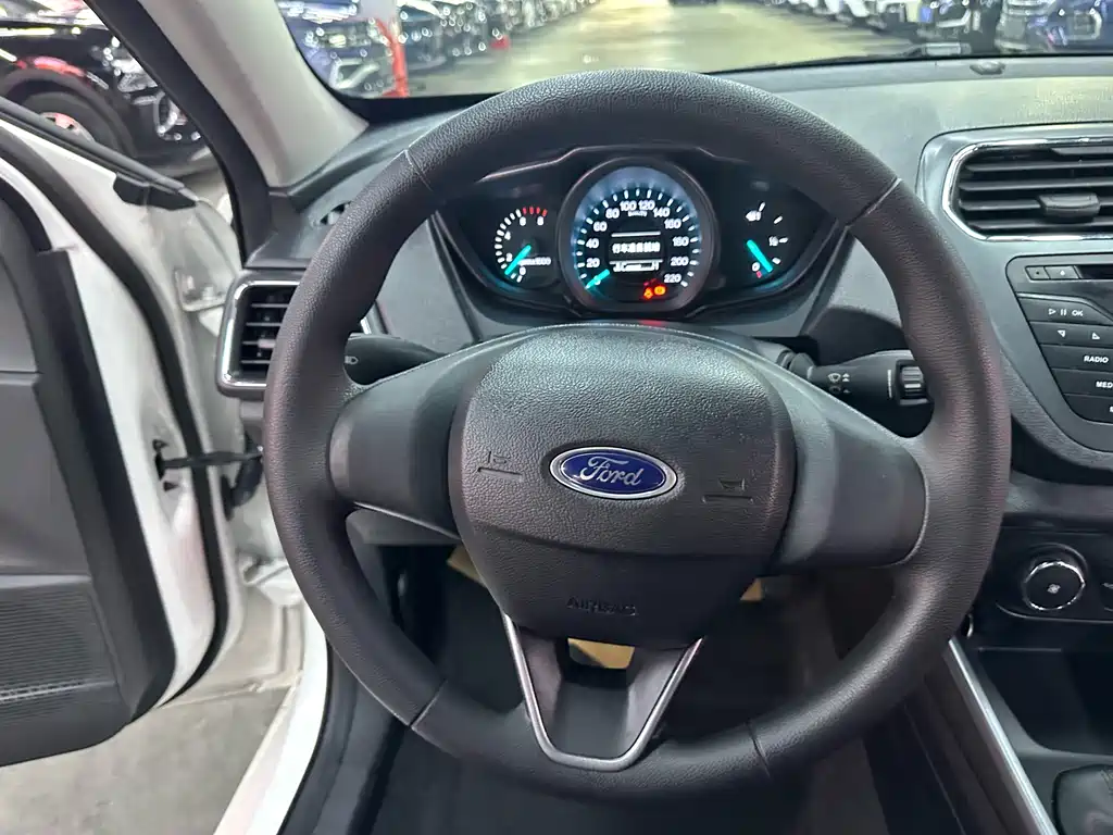 Ford Escort 2020 — фото 13