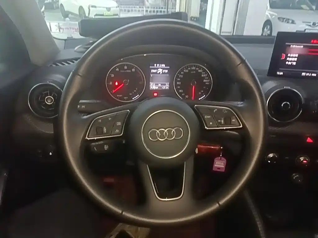 Audi Q2L 2020 — фото 11