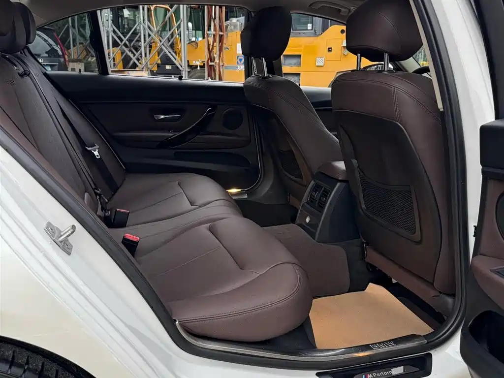 BMW 3 Series 2018 — фото 10