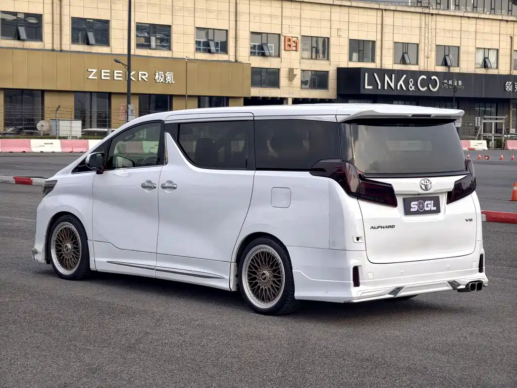 Toyota Alphard 2018 — фото 17