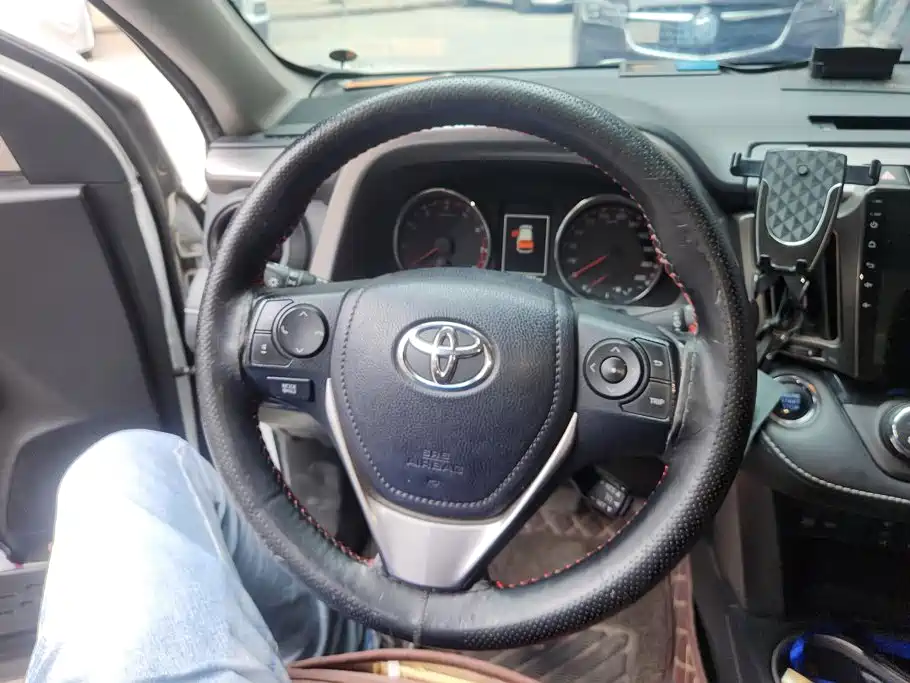 Toyota RAV4 2018 — фото 15